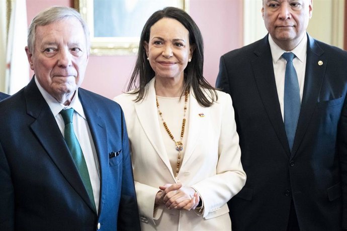 Archivo - January 15, 2026, Washington, District Of Columbia, USA: MARIA CORINA MACHADO, Venezuelan opposition leader and Nobel Peace Prize recipient, flanked by U.S. Senator Dick Durbin (D-IL) and U.S. Senator Alex Padilla (D-CA), meeting with Senators a