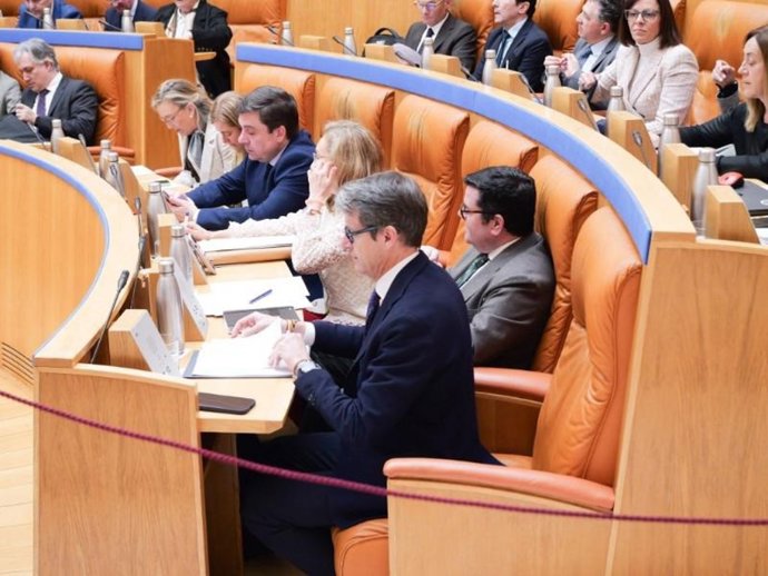 El presidente del Gobierno riojano, Gonzalo Capellán, en la bancada 'popular'