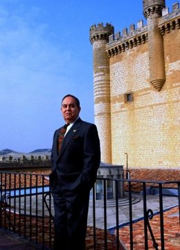 Manuel Estella en una foto de archivo frente al Castillo de Fuensaldaña