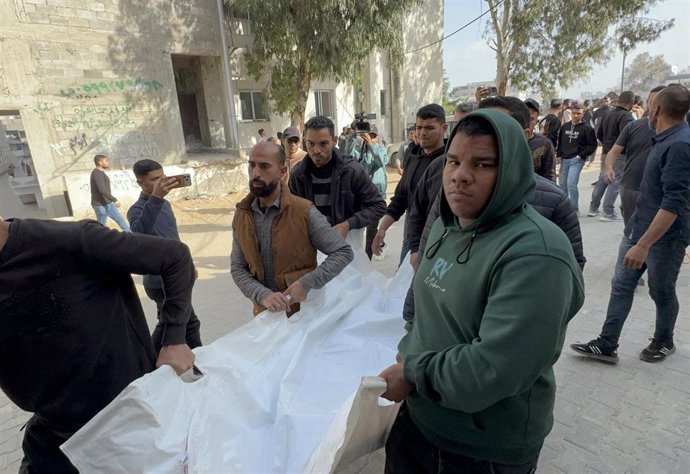 Palestinos trasladan el cadáver de una persona muerta en un ataque ejecutado por el Ejército de Israel contra la Franja de Gaza a pesar del alto el fuego en vigor desde octubre de 2025 (archivo)