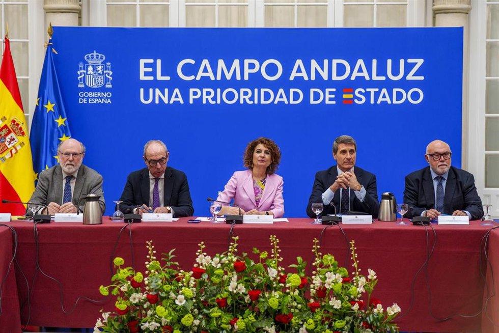 Archivo - La vicepresidenta primera y ministra de Hacienda, María Jesús Montero preside la reunión con las organizaciones agrarias. A 27 de febrero de 2026 en Sevilla, Andalucía (España). (Foto de archivo).