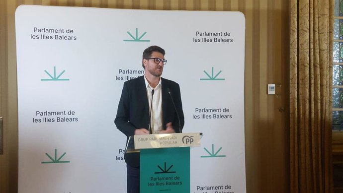 Archivo - El portavoz del PP en el Parlament, Sebastià Sagreras, interviene en rueda de prensa.