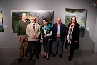 Foto de familia en la inauguración de la muestra 'Humedales. El reino de las libélulas'.