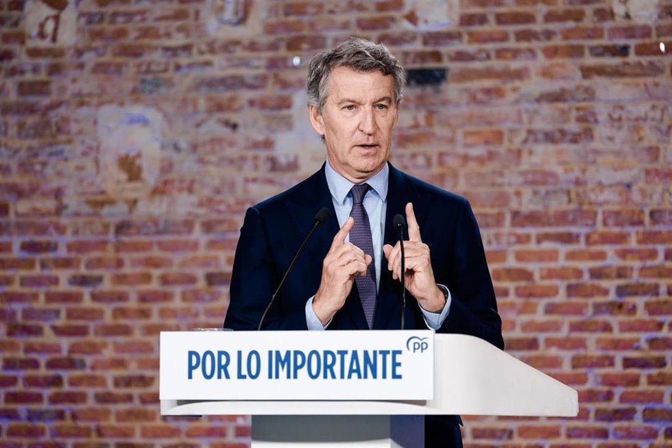 El presidente del Partido Popular, Alberto Núñez Feijóo, durante el acto ‘Pagas más, recibes menos; contra el infierno fiscal del Gobierno de Sánchez’ en el Espacio Jorge Juan, a 8 de abril de 2026, en Madrid (España). 