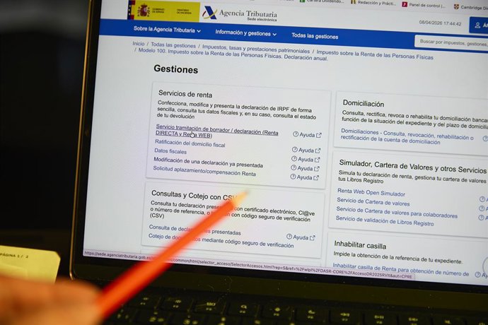 Una persona fa l'esborrany de la seua declaració de la renda en un ordinador