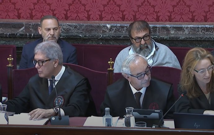 El exministro José Luis Ábalos y su exasesor Koldo García en el banquillo de los acusados durante el juicio por el caso mascarillas en el Tribunal Supremo.