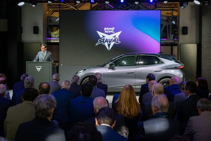 El president de la Generalitat, Salvador Illa, amb el Cupra Raval