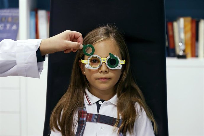 Archivo - Revisión de la vista.