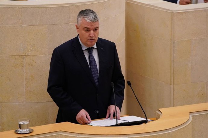 Archivo - El consejero de Economía, Luis Ángel Agüeros, en el Parlamento