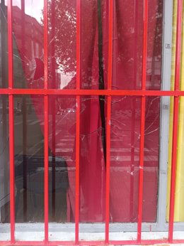 Cristales rotos por actos vandálicos contra la sede del PCE e IU en Talavera de la Reina.