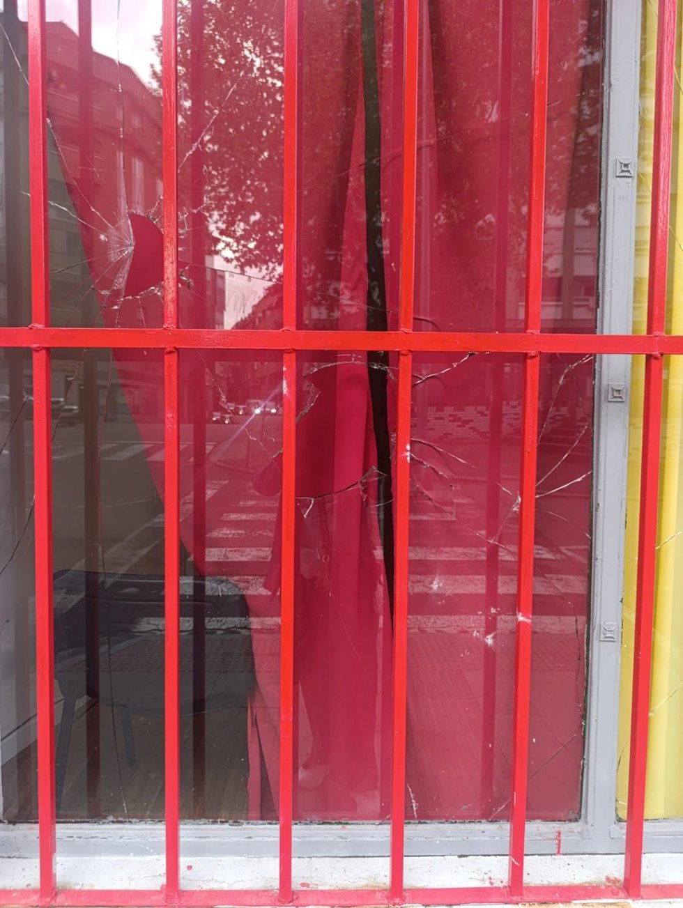 Cristales rotos por actos vandálicos contra la sede del PCE e IU en Talavera de la Reina.
