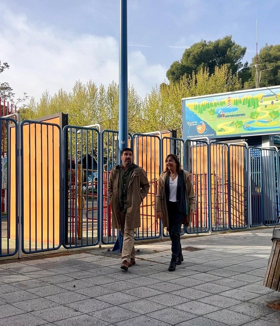 Los concejales del PSOE en el Ayuntamiento de Zaragoza Horacio Royo y Lola Ranera, en la entrada del Parque de Atracciones.
