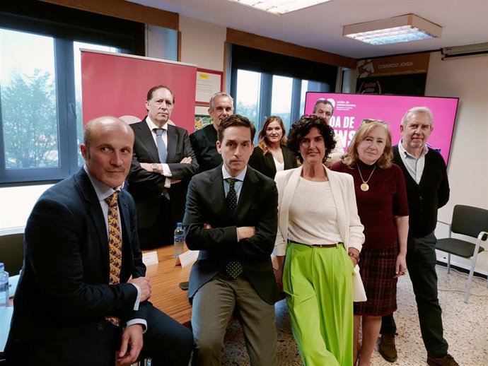 La presidenta de la Unión de Comerciantes del Principado de Asturias, Sara Menéndez, acompañada de representantes de la entidad y de los abogados que interpondrán recurso contra la declaración de Costco como Proyecto de Interés Estratégico.