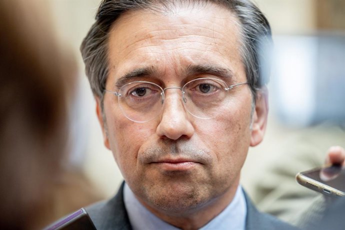 El ministro de Asuntos Exteriores, José Manuel Albares, atiende a los medios de comunicación antes de una sesión de control al Gobierno, en el Senado, a 7 de abril de 2026, en Madrid (España). Cuerpo se estrena hoy como vicepresidente en la sesión de cont
