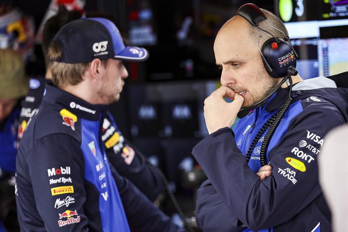El ingeniero de Red Bull Gianpiero Lambiase, conversando con el piloto de Fórmula 1 Max Vertappen en el GP de Japón 2026.