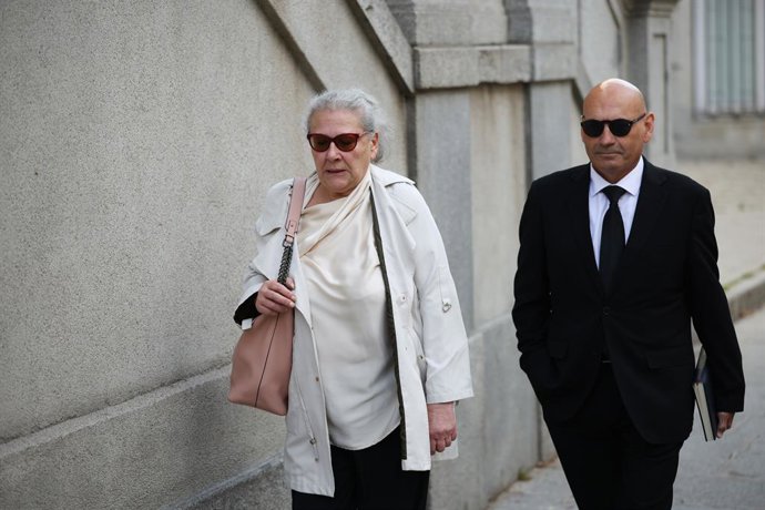 L'empresària Carmen Pano a la seua arribada al Tribunal Suprem, junt amb el seu advocat.