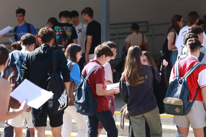 Archivo - Alumnos preuniversitarios asisten a una jornada de las Pruebas de Acceso y Admisión a la Universidad (PEvAU), como imagen de recurso.
