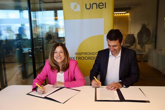 La Consejera De Desarrollo Educativo Y Formación Profesional, María Del Carmen Castillo, Y El Director General De UNEI, Rafael Cía, Han Suscrito Un Convenio De Colaboración.