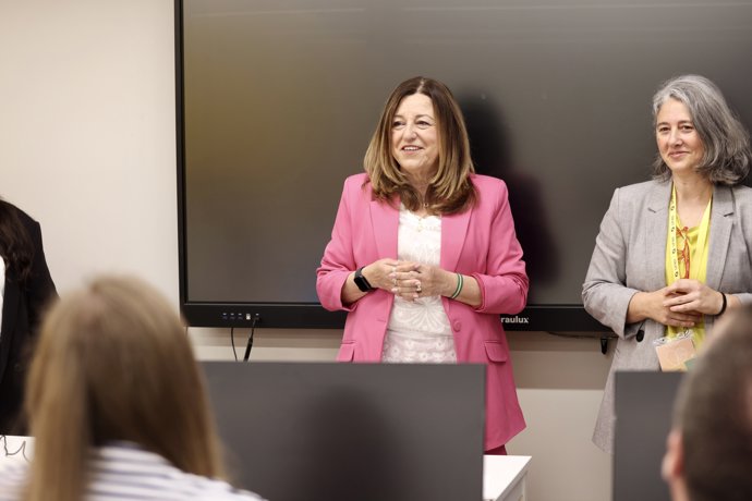 La Consejera De Desarrollo Educativo Y Formación Profesional, María Del Carmen Castillo, Y El Director General De UNEI, Rafael Cía, Han Suscrito Un Convenio De Colaboración.