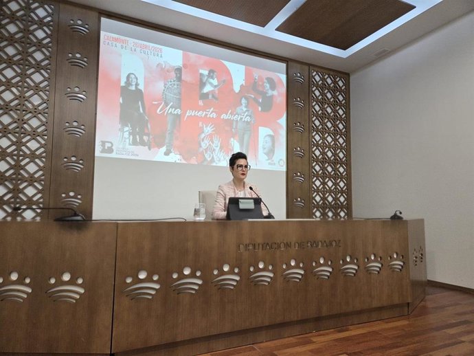 La presidenta de la Diputación de Badajoz, Raquel del Puerto, informa sobre las Medallas de Oro y Premios de la Provincia
