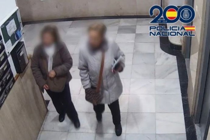 Imagen captada por una cámara de videovigilancia en la que aparece la detenida junto a otra mujer en el interior de un edificio residencial de Almería.