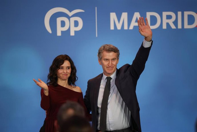 Archivo - El presidente del Partido Popular, Alberto Núñez Feijóo, y la presidenta de la Comunidad de Madrid, Isabel Díaz Ayuso, asisten a la cena de navidad del PP de Madrid, en la Finca La Alquería, a 15 de diciembre de 2025, en Alcorcón, Madrid (España