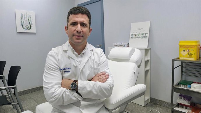 El doctor Juan Francisco López Manchado, especialista en implante capilar de Capilar One en el Hospital Vithas Sevilla