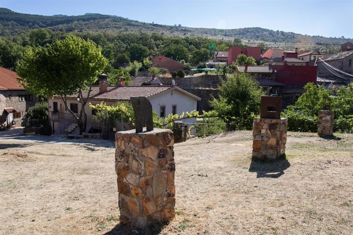 Archivo - Grupo de esculturas a la entrada del municipio, a 1 de septiembre de 2022, en Puebla de la Sierra, Madrid (España). Foto de archivo