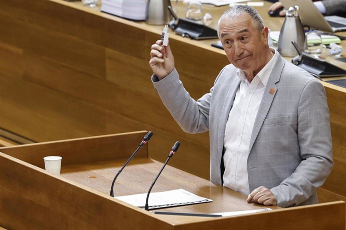 El síndic de Compromís, Joan Baldoví, durante una sesión de control, en Les Corts Valencianes, a 1 de abril de 2026, en Valencia