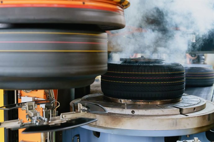 Archivo - Producción de neumáticos de Continental