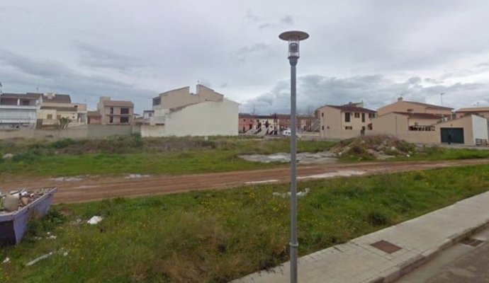 Solar en el que se construirá la nueva promoción de ocho viviendas del Ibavi