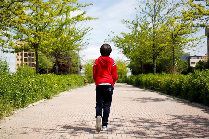 Archivo - Un niño en la calle.