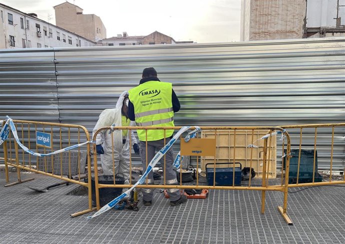 Archivo - Un trabajador de la Empresa Municipal de Aguas de Málaga, Emasa, durante una obra en la vía pública.