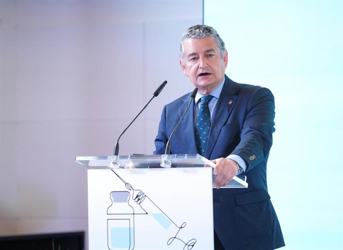 El consejero de Sanidad, Presidencia y Emergencias, Antonio Sanz, interviene en Sevilla en el foro 'Protegiendo el futuro: vacunación y salud'.