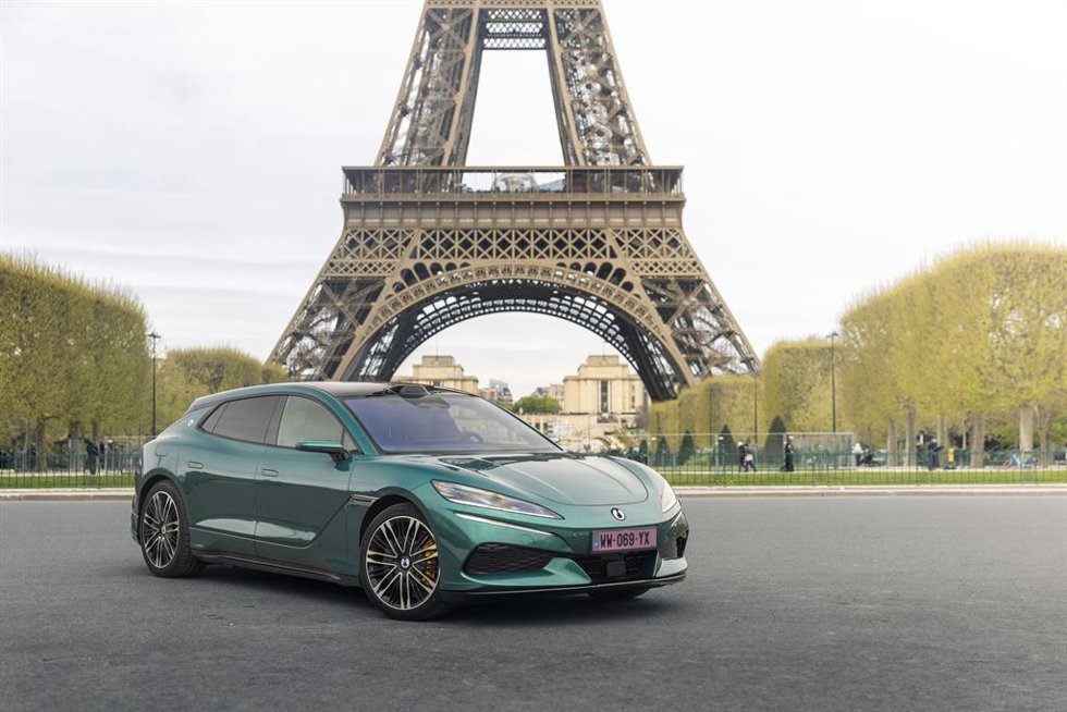 Denza llega a Europa con sus primeros modelos electrificados Z9GT y D9, desde 101.000 y 78.500 euros