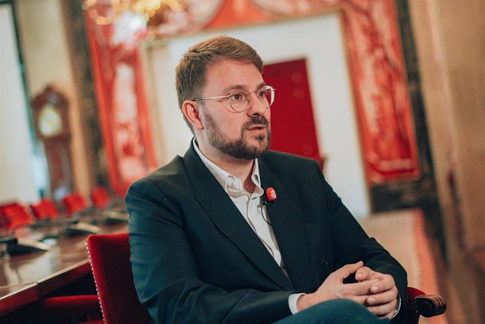 El diputado de Compromís y portavoz adjunto de Sumar en el Congreso, Alberto Ibáñez, interviene en una entrevista con Europa Press.
