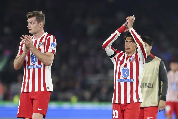 Alexander Sorloth y Giuliano Simeone tras un partido del Atlético de Madrid