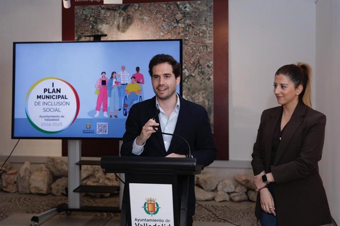 El concejal de Personas Mayores, Familia y Servicios Sociales, Rodrigo Nieto, y la concejala de Juventud, Carolina del Bosque, en el balance del I Plan de Inclusión de Valladolid en 2025.