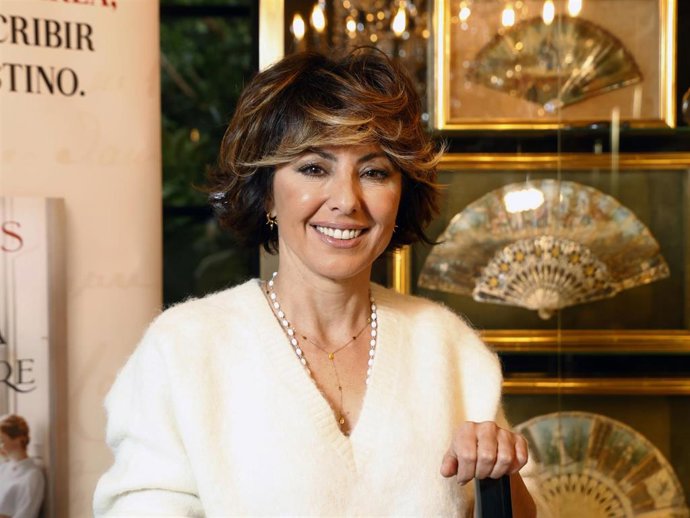 Archivo - Sonsoles Ónega posa durante el almuerzo en el que se ha presentado su libro 'Llevará tu nombre'