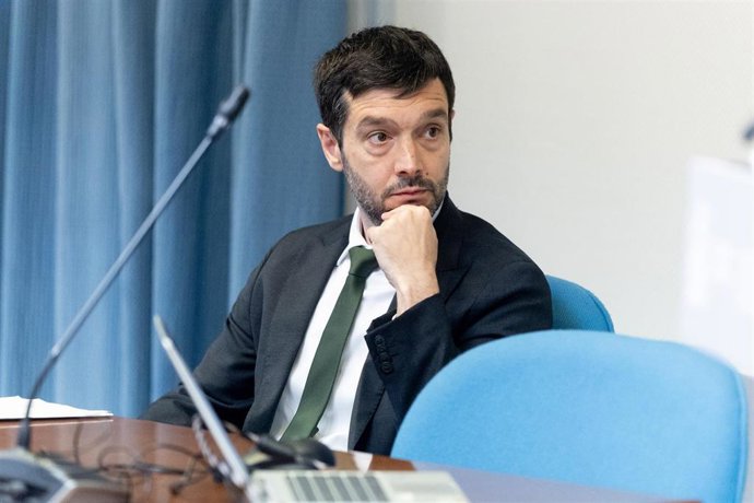El ministro de Derechos Sociales, Consumo y Agenda 2030, Pablo Bustinduy, comparece ante los medios, en la sede del Ministerio, a 8 de abril de 2026, en Madrid (España). El Ministerio de Derechos Sociales, Consumo y Agenda 2030 ha ratificado la multa de 3