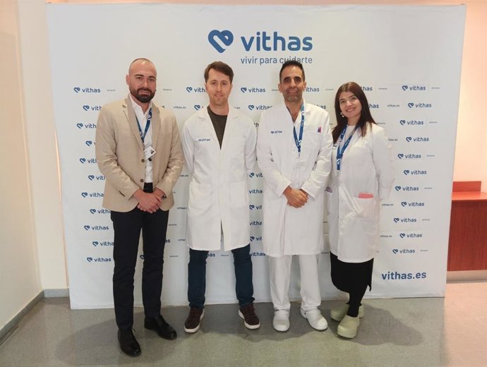 Representantes del Hospital Vithas Almería y de FisioMuro Almería, tras la firma del acuerdo de colaboración entre ambas entidades.