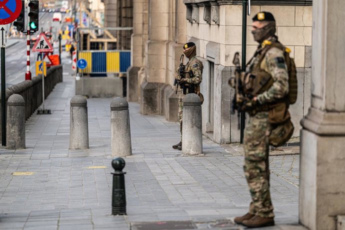 23 March 2026, Belgium, Brussels: Members of the Belgian armed forces stand guard near the Great Synagogue of Europe, formerly known as the Great Synagogue of Brussels. From today, the Belgian armed forces started to secure some streets to ensure the secu