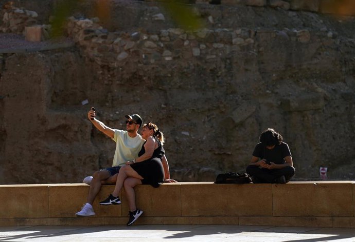 Archivo - Turista visitando Málaga en imagen de archivo.