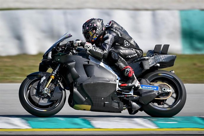 Archivo - Aleix Espargaró durante un test con Honda en Sepang
