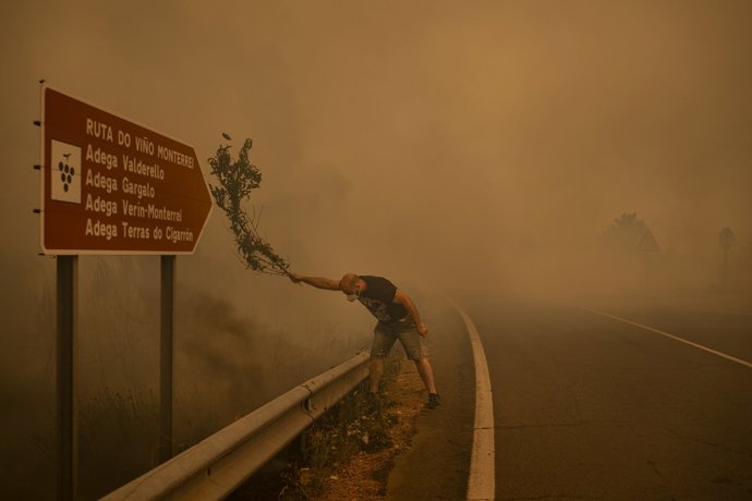 Foto de los incendios que asolaron Galicia el pasado verano y una de las ganadoras de World Press Photo