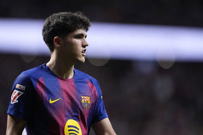 Pau Cubarsi, do FC Barcelona, observa durante a partida de futebol da Liga Espanhola, LaLiga EA Sports, disputada entre o Atlético de Madrid e o FC Barcelona no estádio Riyadh Air Metropolitano, em 4 de abril de 2026, em Madri, Espanha.