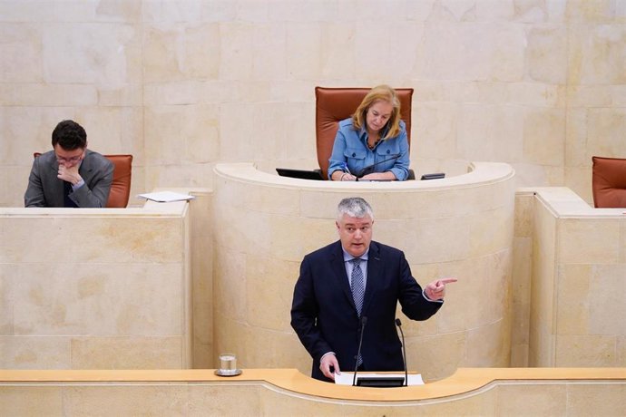 Luis Ángel Agüeros en el hemiciclo.