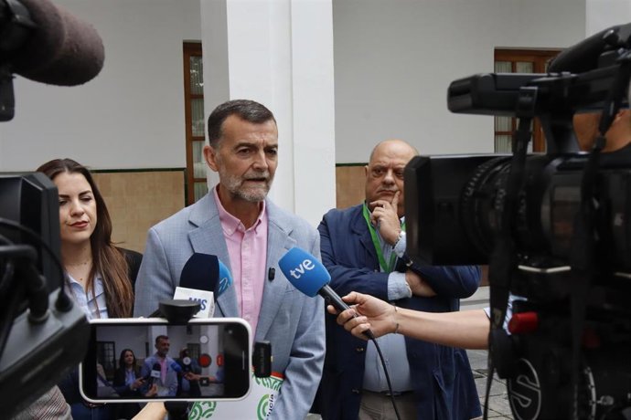 El coordinador federal de IU y candidato de Por Andalucía a la Junta, Antonio Maíllo, atiende a los medios en el Parlamento andaluz.