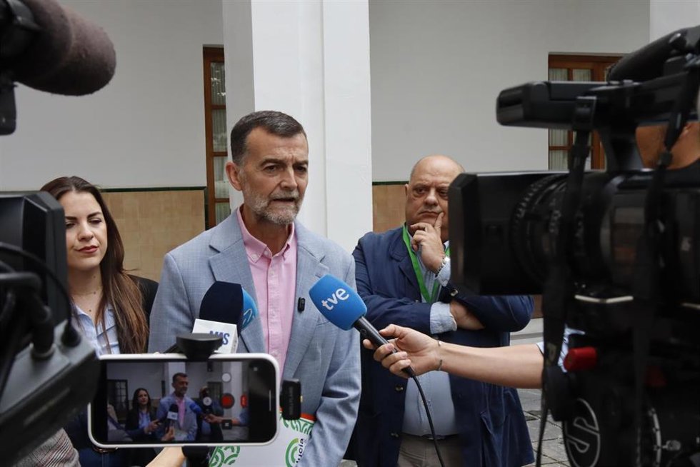 El coordinador federal de IU y candidato de Por Andalucía a la Junta, Antonio Maíllo, atiende a los medios en el Parlamento andaluz.