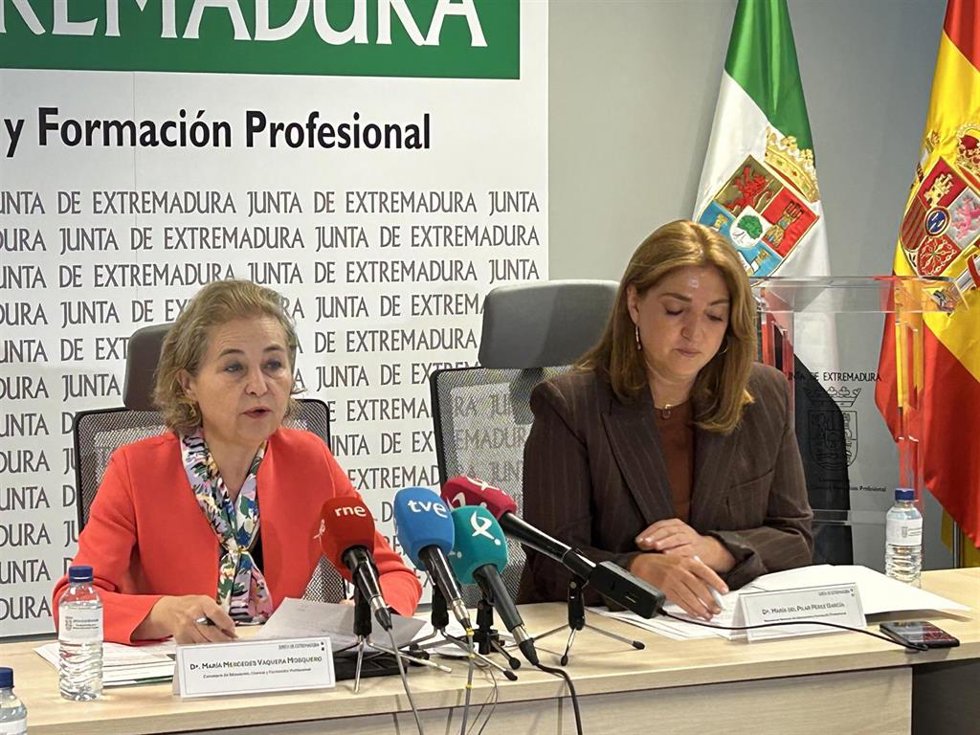 La consejera de Educación, Ciencia y Formación Profesional, María Mercedes Vaquera, junto a la secretaria general de Educación, Pilar Pérez, en rueda de prensa sobre el proceso de escolarización del curso 2026/2027 en Extremadura